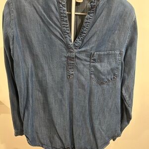 Andrea Govine Chambray Denim Top V-neck and a front pocket Size XL